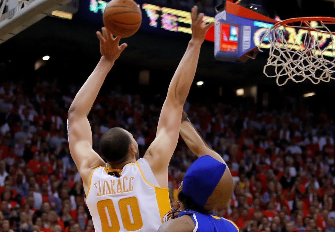 2015NBA总决赛：巅峰对决战术解析与精彩瞬间回顾(图3)